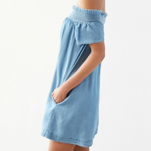 Alice & UO Hermione Off-The-Shoulder Denim Dress
M - Picture 8 of 8